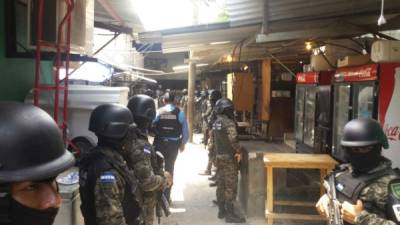 Policías militares y agentes de la Policía Nacional durante una operación conjunta en el Centro Penal de San Pedro Sula. Foto archivo.