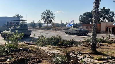 El Ejército de Israel confirmó este martes haber tomado el control del lado gazatí del cruce de Rafah con tanques, tras una noche de bombardeos intensos contra el este de esta localidad sureña fronteriza con Egipto.