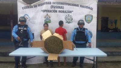 La mujer junto a su hijo llevaban la supuesta droga dentro de una caja cuando viajaban en una unidad de pasajeros.