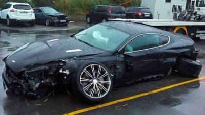 Así quedó el lujoso auto Aston Martin DB9 de Raúl García tras el accidente.