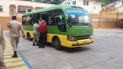 El conductor del autobús condujo hasta la estación de bomberos para procurar atención médica para la víctima de disparo.