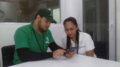 Sergio Hernández y Jessie Medina muestran la aplicación móvil Vipon.