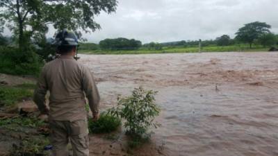 Copeco y el Cuerpo de Bomberos se mantienen alerta ante la amenaza de las crecidas de ríos y quebradas.