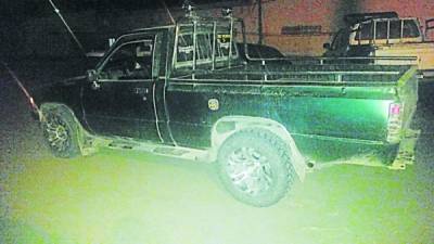 El pick up verde en el que se transportaban lo decomisó la Policía. En el lugar del tiroteo dejaron una escopeta.