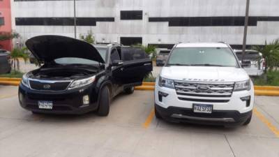 Dos de los vehículos decomisados a los sospechosos en San Pedro Sula.