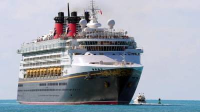 El barco “Disney Wonder” se dirigía a las Islas Caimán cuando encontró a un grupo de 12 inmigrantes cubanos.