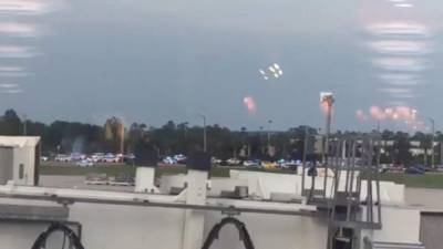Un escuadrón antibombas investiga una camioneta sospechosa en el aeropuerto de Orlando. Foto Twiter.