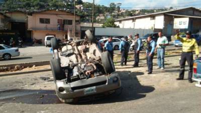 La camioneta quedó con las llantas hacia arriba y parcialmente destruida.