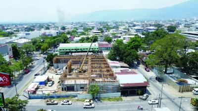 <b>Sector construcción. En San Pedro Sula surgen constantemente nuevas obras, en diferentes puntos de la ciudad se pueden ver “obras ilegales” que están detenidas. Fotos: Melvin Cubas.</b>