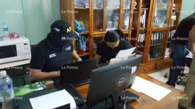 Agentes de la Atic durante la intervención de la Alcaldía de La Ceiba.