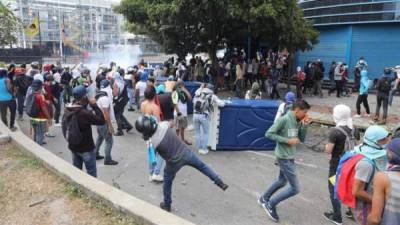 Manifestantes se enfrentan al Policía Nacional Bolivariana durante una protesta contra el presidente de Venezuela, Nicolás Maduro, este miércoles en Caracas (Venezuela). EFE