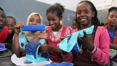 Las niñas de África perdían una semana de clases cada mes por su periodo menstrual, con el invento eso cambió. Fotos: Be Girl