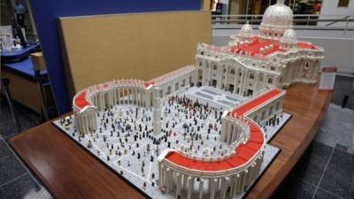 Bob Simón utilizó 500 mil piezas de Lego para crear una replica de la Plaza San Pedro.