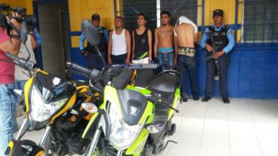 A los detenidos se les encontró una moto robada y una pistola.