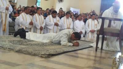 Momento en que Ángel Flores se arrodilla para ser ordenado diácono. Foto: josé cantarero