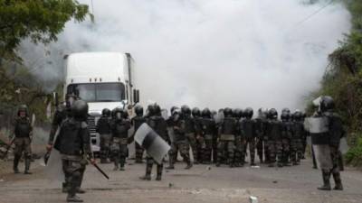 Una caravana de miles de migrantes que ingresaron el viernes pasado a Guatemala fue disuelta el lunes por un contingente de policías y militares. Foto AFP