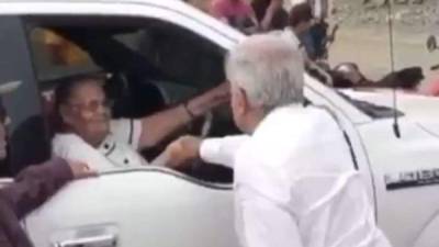 López Obrador se acercó al auto de la mamá del Chapo Guzmán para saludarla en su natal Badiraguato./Twitter.