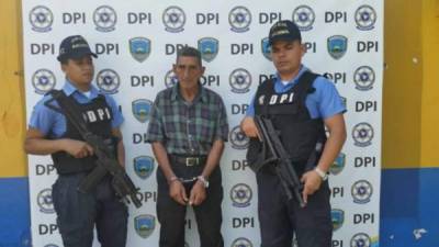 Basilio Vargas Hernández (77) cuando es detenido por las autoridades.