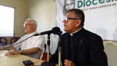 El obispo Canales junto al obispo de San Pedro Sula, Ángel Garachana, durante la conferencia en la que se anunció el nombramiento del primero. Fotos: Melvin Cubas.