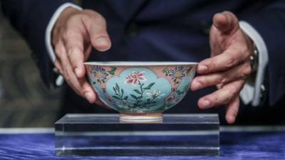 El bol perteneciente a la Dinastía Qing fue hecho para el emperador chino Kangxi. Foto: AFP
