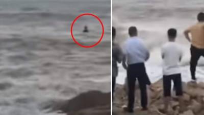 La ola tomó por sorpresa a la pareja y los llevó hasta el fondo. Varias personas observaban en la orilla y pedían ayuda a las autoridades.