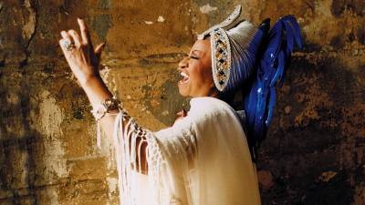 Fotografía cedida por Omer Pardillo donde aparece la Reina de la Salsa, la cantante cubana Celia Cruz, que el 16 de julio se celebra el vigésimo aniversario de su fallecimiento en Fort Lee, Nueva Jersey (EE.UU.). EFE/Omer Pardillo