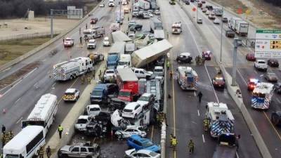 Al menos cinco personas murieron y decenas resultaron heridas el jueves cuando un centenar de autos chocaron en una colisión múltiple ocurrida en una autopista con hielo en Texas, informaron las autoridades y un testigo.