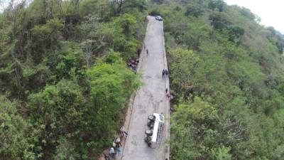 En la imagen del Drone de La Prensa Grafica se puede ver desde el punto en que se encuentra el patrulla el conductor perdio el control del pick up y se retrosedio unos 25 metros hasta pegan en la pared izquierda y volcar matando a cuatro personas y dejando graves a otras FOTOS BORMAN MARMOL