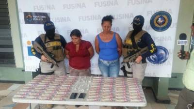 Los agentes decomisaron cerca de 40 mil lempiras en efectivo y varias bolsas con supuesta cocaína.