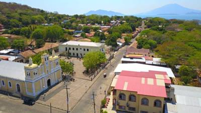 A treinta metros de la cima hay un mirador desde el cual podrá deleitarse con una majestuosa vista de los territorios hondureño, salvadoreño y nicaragüense.