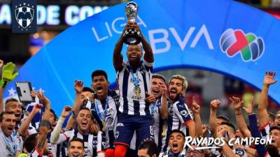 El colombiano Dorlan Pabón se encargó de levantar la Copa que acredita como campeones al Monterrey. Foto Twitter Rayados.