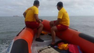 Miembros del Cuerpo de Bomberos realizan la búsqueda de los naufragos en Omoa.