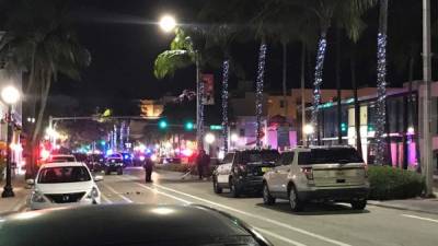 La policía de Miami busca a tres sospechosos de iniciar un tiroteo en una popular calle de Miami Beach./Twitter.