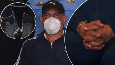 Con esposas en sus manos y cadenas en sus pies fue presentado el exdirector de la Policía Nacional, Juan Carlos “El Tigre” Bonilla.