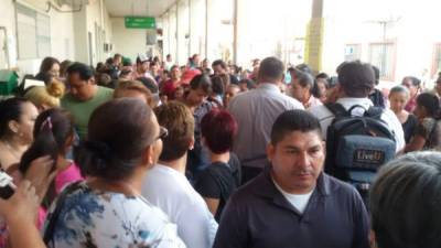 Los pacientes protestaron ayer en el Leonardo porque no recibieron atención.