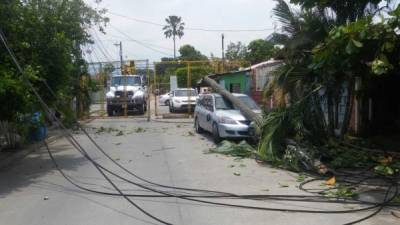 La rastra se llevó los cables y los postes que cayeron sobre carros que estaban estacionados en la calle de la cuarta etapa de la colonia Satélite.