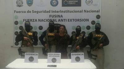 La FNA presentó al presunto extorsionador Dennis Alexander Galeas Munguía.