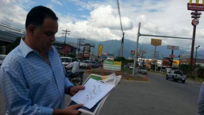 El alcalde Armando Calidonio supervisó hoy la instalación de un semáforo inteligente en la primera calle, 14 avenida.