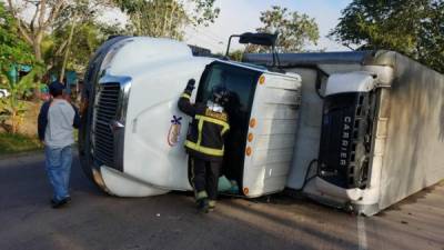 El camión dio vuelta en medio de la carretera.