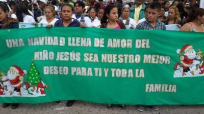 Los hondureños participaron de una caminata por una Navidad en paz el sábado en la tarde.