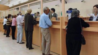 Dos personas de la tercera edad de nacionalidad argentina llegan al banco en busca del pago de jubilación.