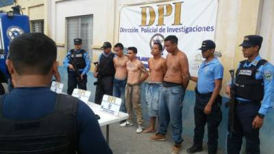 Los capturados son custodiados por elementos de la Dirección Policial de Investigaciones (DPI).