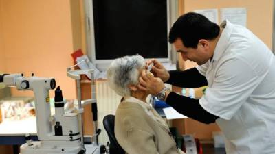 La mujer explicó a los doctores que nunca encontraba los lentes de contacto en su ojo derecho.