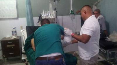 Rodolfo Santos Ortega siendo atendido en un centro asistencial de Tocoa, Colón.