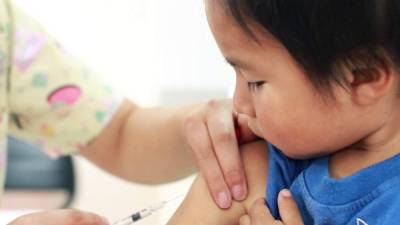 Platique con el pediatra del niño para ponerse al día con las vacunas.