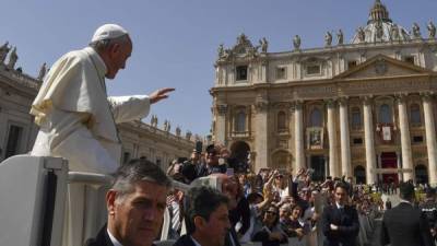 El papa Francisco en la plaza de San Pedro del Vaticano, momentos después de celebrar la misa este segundo domingo de Pascua. Foto AFP.