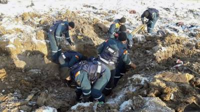 Equipos de rescate continúan buscando restos de víctimas y de la aeronave en el lugar del accidente. //AFP.