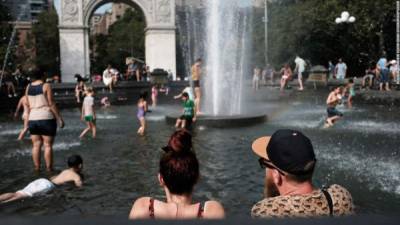 En Nueva York, los ciudadanos se refrescan en fuentes debido a las altas temperaturas.