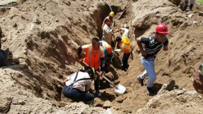 Dos hombres que trabajaban en la instalación de tuberías han quedado soterrados según informes de compañeros atrapados