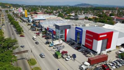 En el bulevar del este se han construido tiendas de servicio y ofibodegas que están dando muchos empleos. Esto va de la mano con el desarrollo vial en esta zona.